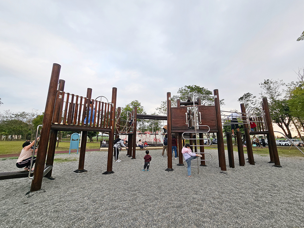 【屏東特色公園】屏中區旗艦版遊戲場~潮好玩幸福村｜雙塔攀爬網＋超大沙坑＋大草皮｜ 躲貓貓瞭望台溜滑梯｜潮州親子放電景點