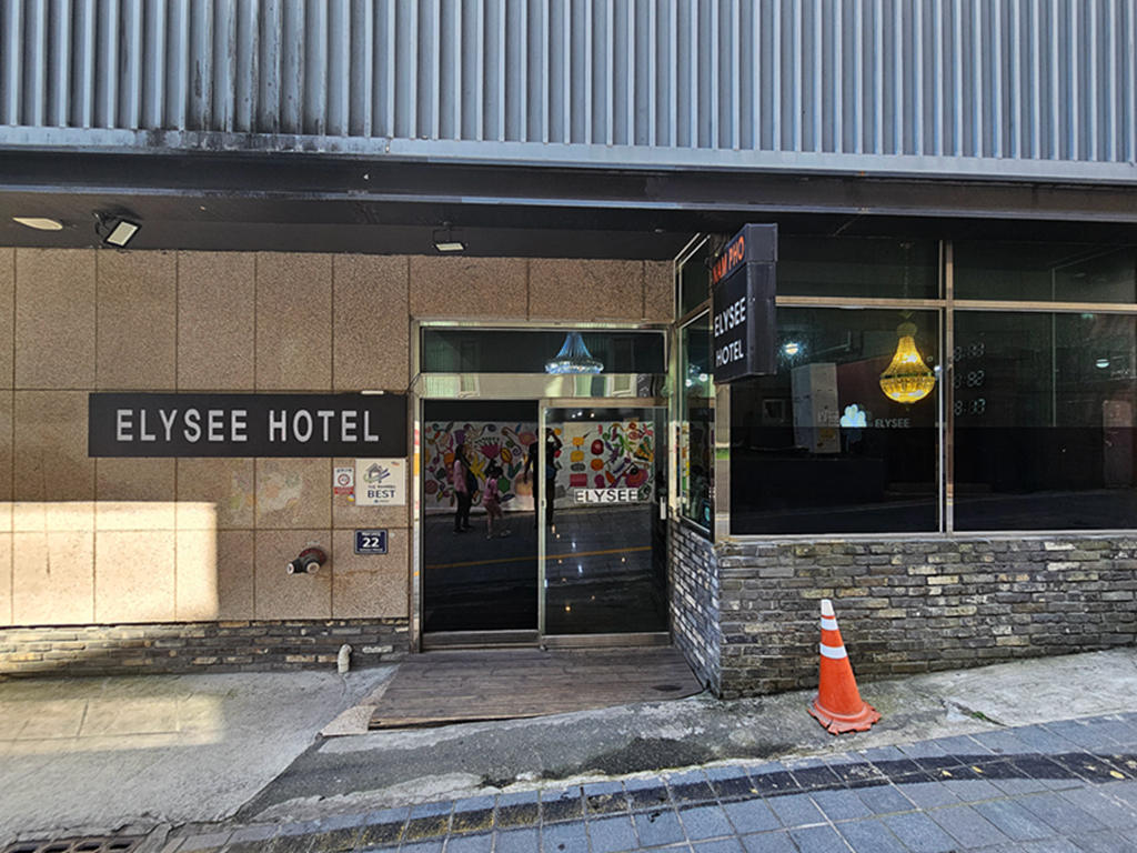 【韓國釜山住宿】南浦洞平價住宿~愛麗舍飯店 Elysee Hotel～｜房間寬敞舒適｜步行可到龍頭山公園、札嘎其市場｜有免費停車