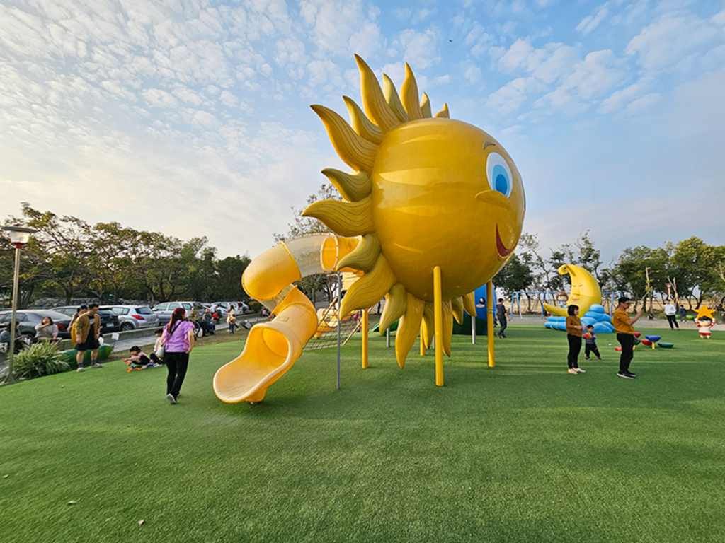 【屏東特色公園】太陽、月亮、地球主題遊具~崁頂共融遊戲場(崁頂公園)｜滑索、自行車噴泉、攀爬設施一次玩｜環保標章轉轉樂、體健設施、木製野趣組