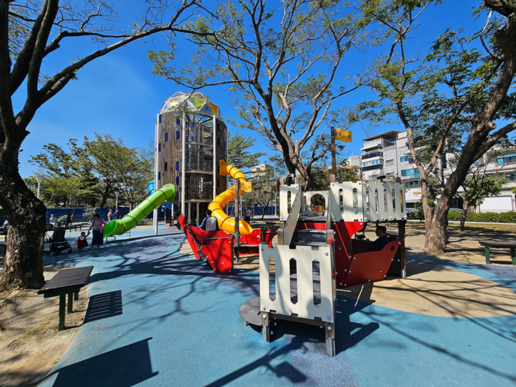 【屏東特色公園】大鮪魚航海樂園~東港兒童公園｜11米高塔溜滑梯｜聲光鞦韆＋親子戲水區｜海洋主題共融式遊戲場