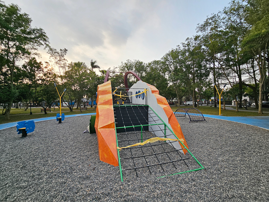 【屏東特色公園】賽神蝦共融遊戲場~潮州中山公園|巨大泰國蝦溜滑梯超吸睛|散步步道+體健設施|半圓形攀爬架+熱帶魚搖搖椅 - 第4張圖 【屏東特色公園】賽神蝦共融遊戲場~潮州中山公園|巨大泰國蝦溜滑梯超吸睛|散步步道+體健設施|半圓形攀爬架+熱帶魚搖搖椅