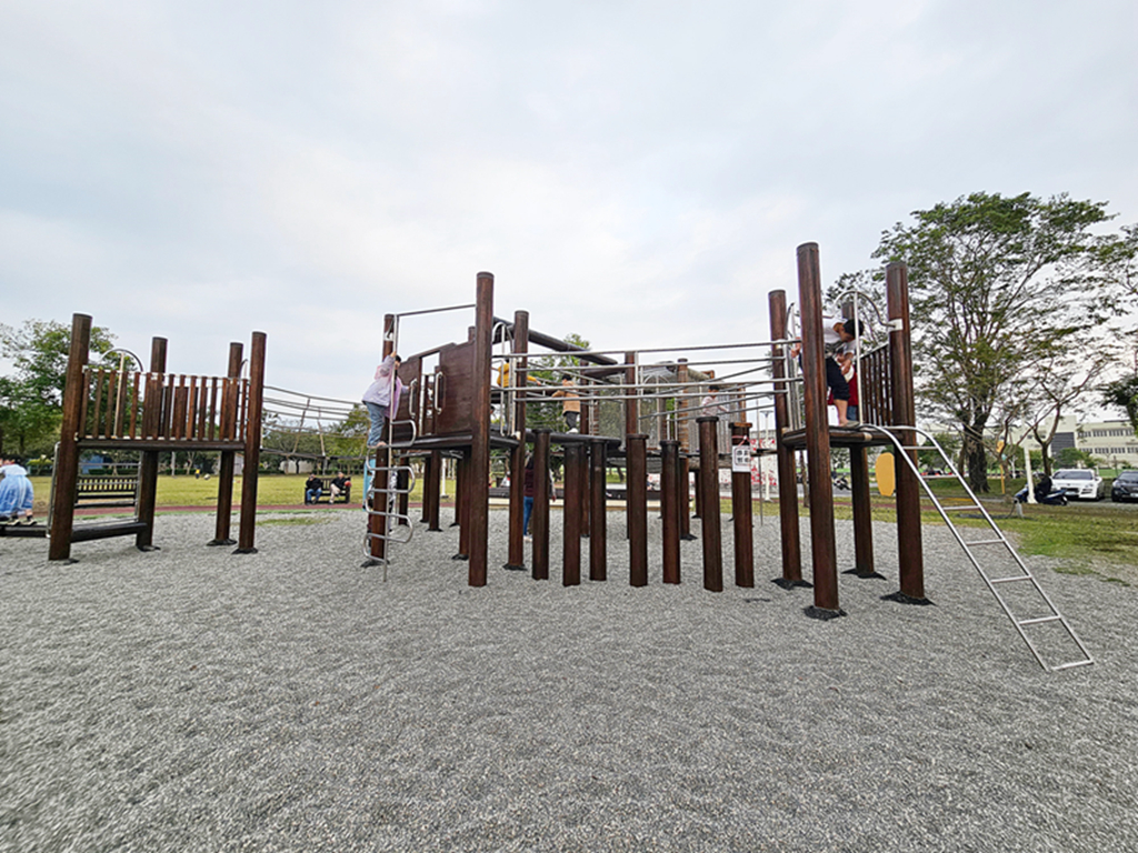 【屏東特色公園】屏中區旗艦版遊戲場~潮好玩幸福村｜雙塔攀爬網＋超大沙坑＋大草皮｜ 躲貓貓瞭望台溜滑梯｜潮州親子放電景點