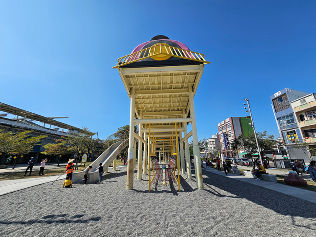 【屏東特色公園】飛天火車主題遊戲場～林邊親子共融公園｜蓮霧森林闖關區｜林邊車站旁免費景點｜親子放電好去處