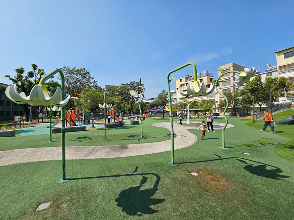 【屏東特色公園】傑克樹屋共融遊戲場～屏東和平公園｜樹屋滑梯＋沙坑＋芽苗噴泉｜無障礙滑軌｜鑽石轉盤｜輪椅盪鞦韆