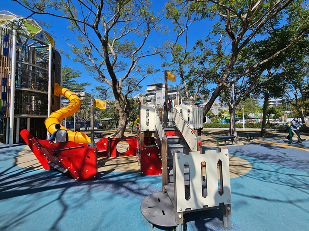 【屏東特色公園】大鮪魚航海樂園~東港兒童公園｜11米高塔溜滑梯｜聲光鞦韆＋親子戲水區｜海洋主題共融式遊戲場