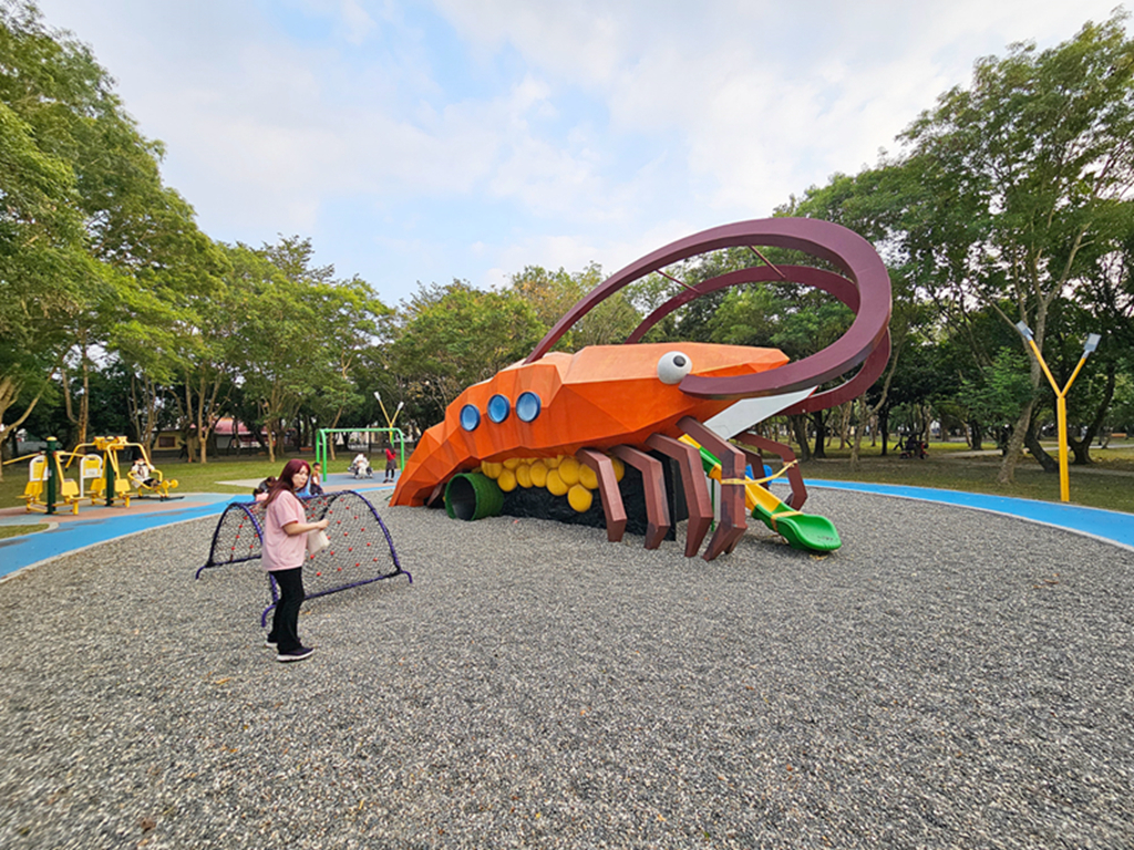 【屏東特色公園】賽神蝦共融遊戲場~潮州中山公園|巨大泰國蝦溜滑梯超吸睛|散步步道+體健設施|半圓形攀爬架+熱帶魚搖搖椅 - 第5張圖 【屏東特色公園】賽神蝦共融遊戲場~潮州中山公園|巨大泰國蝦溜滑梯超吸睛|散步步道+體健設施|半圓形攀爬架+熱帶魚搖搖椅