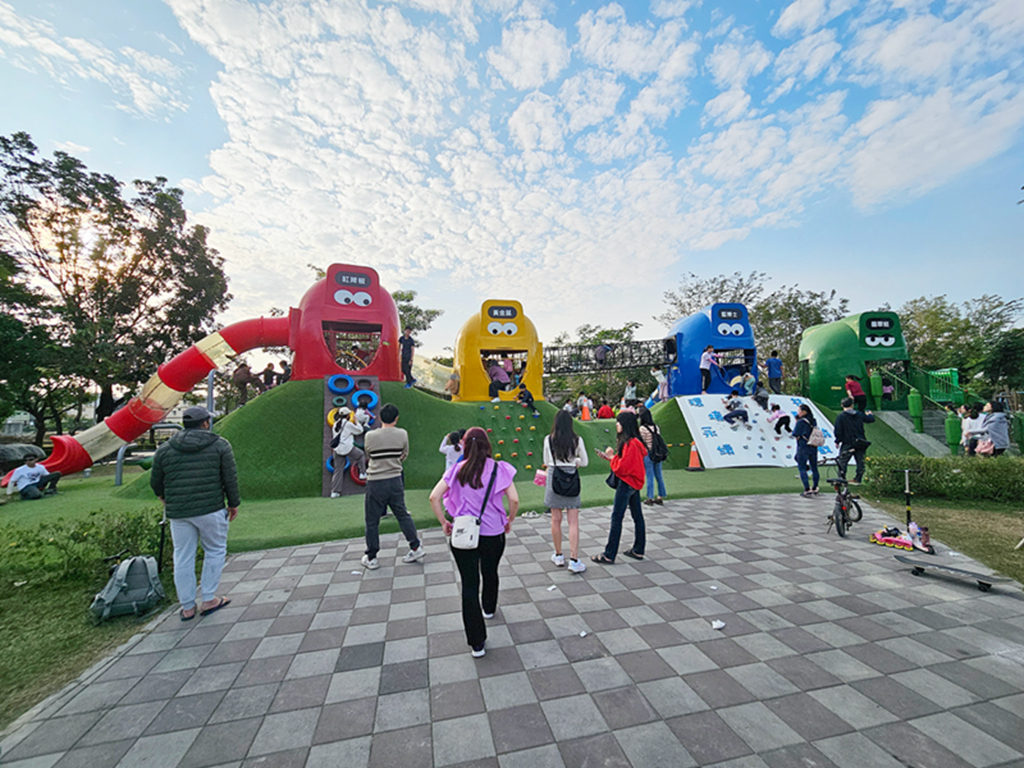 【屏東特色公園】南州運動公園~南州環保共融公園|外星寶寶主題遊戲場|溜索+滑梯+攀爬挑戰區|水舞鞦韆|大草地放電去 - 第5張圖 【屏東特色公園】南州運動公園~南州環保共融公園|外星寶寶主題遊戲場|溜索+滑梯+攀爬挑戰區|水舞鞦韆|大草地放電去