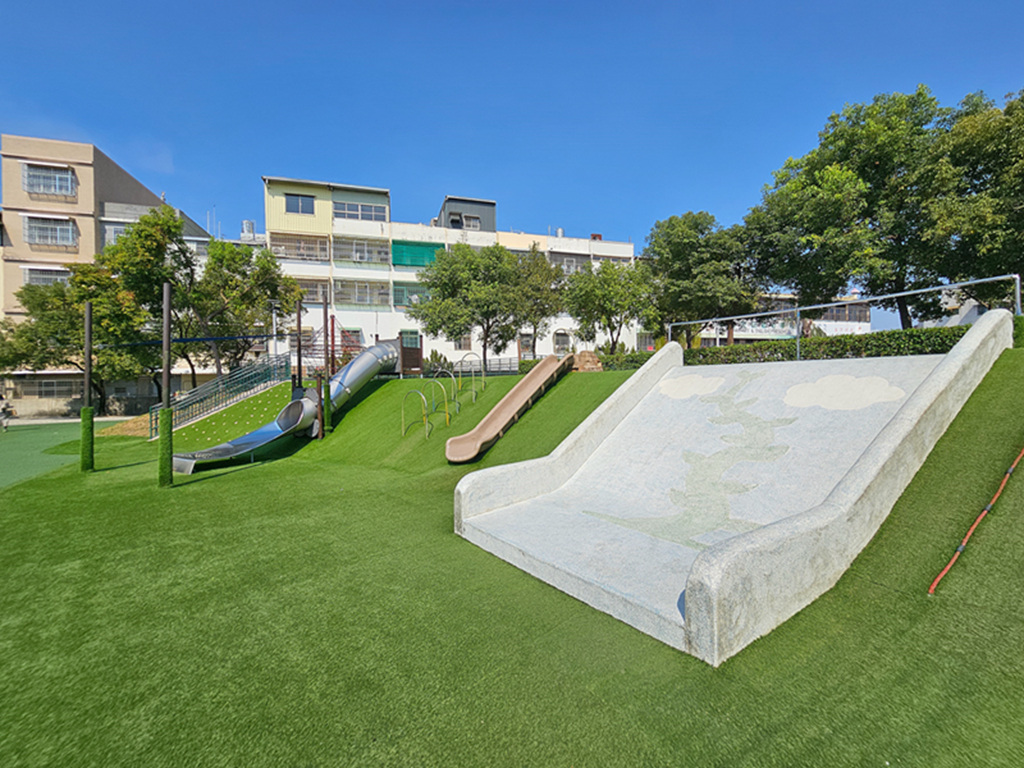【屏東特色公園】傑克樹屋共融遊戲場～屏東和平公園｜樹屋滑梯＋沙坑＋芽苗噴泉｜無障礙滑軌｜鑽石轉盤｜輪椅盪鞦韆