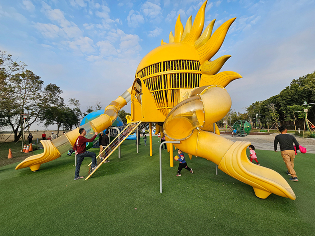 【屏東特色公園】太陽、月亮、地球主題遊具~崁頂共融遊戲場(崁頂公園)｜滑索、自行車噴泉、攀爬設施一次玩｜環保標章轉轉樂、體健設施、木製野趣組
