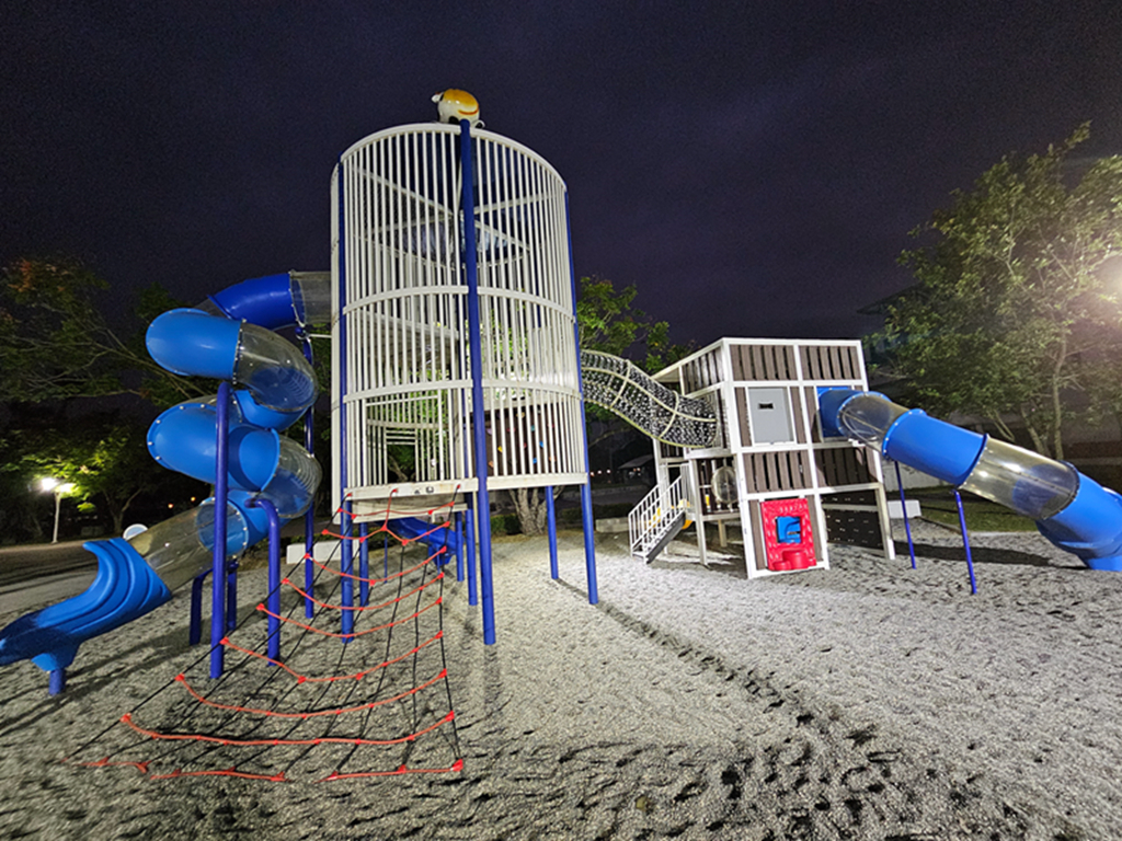 【屏東特色公園】乳牛雙塔溜滑梯~萬丹公園遊戲場｜遮陽大沙坑｜滑索＋鞦韆｜夏天限定兒童戲水區