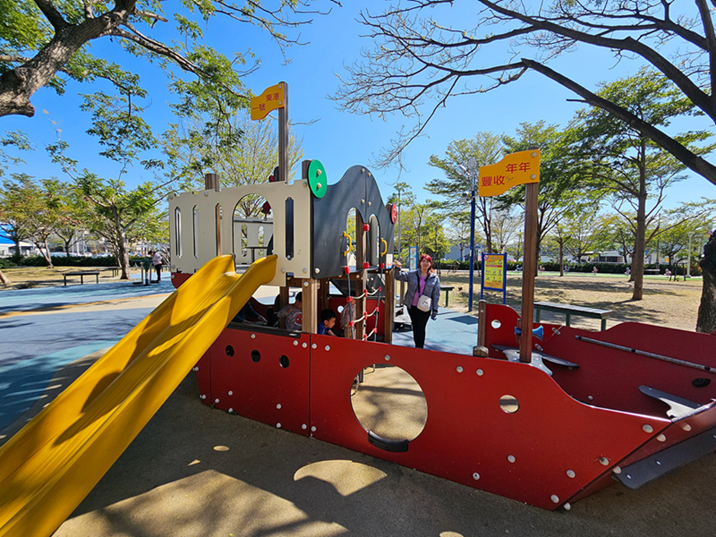 【屏東特色公園】大鮪魚航海樂園~東港兒童公園｜11米高塔溜滑梯｜聲光鞦韆＋親子戲水區｜海洋主題共融式遊戲場