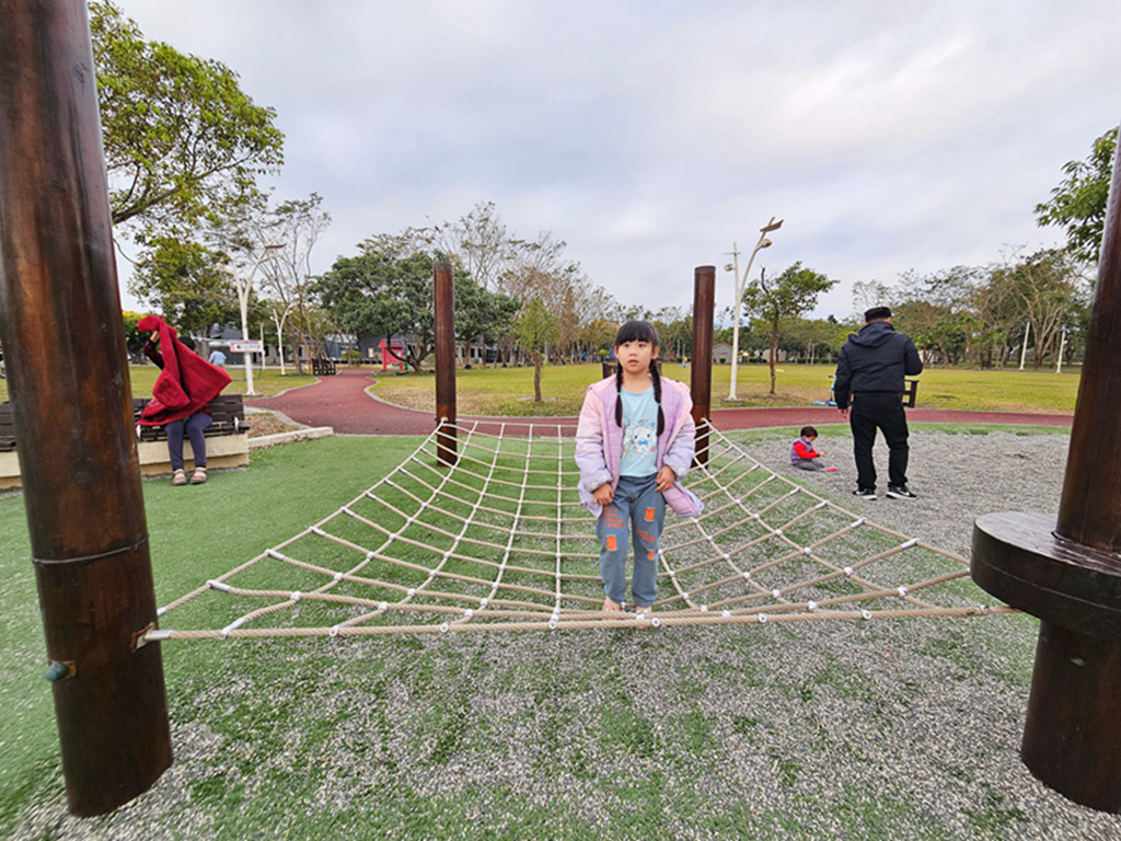 【屏東特色公園】屏中區旗艦版遊戲場~潮好玩幸福村|雙塔攀爬網+超大沙坑+大草皮| 躲貓貓瞭望台溜滑梯|潮州親子放電景點 - 第6張圖 【屏東特色公園】屏中區旗艦版遊戲場~潮好玩幸福村|雙塔攀爬網+超大沙坑+大草皮| 躲貓貓瞭望台溜滑梯|潮州親子放電景點