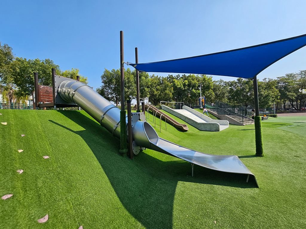 【屏東特色公園】傑克樹屋共融遊戲場～屏東和平公園｜樹屋滑梯＋沙坑＋芽苗噴泉｜無障礙滑軌｜鑽石轉盤｜輪椅盪鞦韆