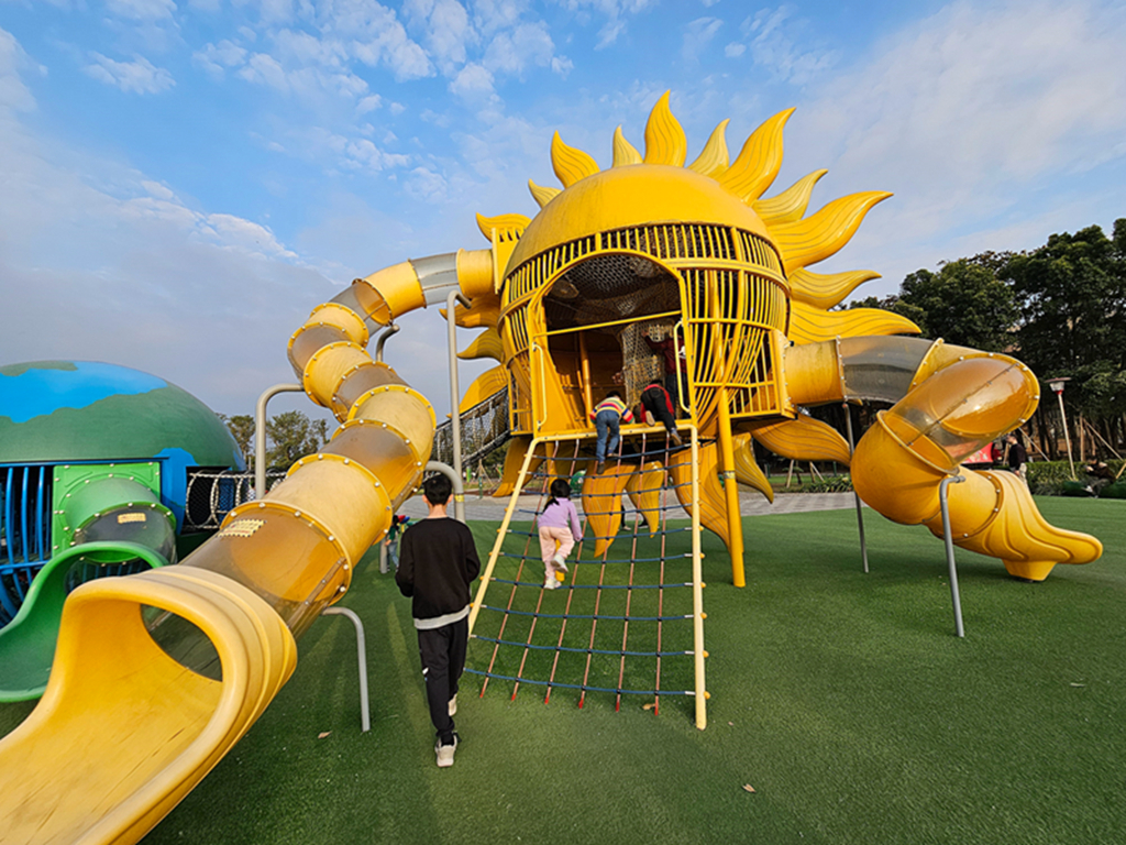 【屏東特色公園】太陽、月亮、地球主題遊具~崁頂共融遊戲場(崁頂公園)｜滑索、自行車噴泉、攀爬設施一次玩｜環保標章轉轉樂、體健設施、木製野趣組