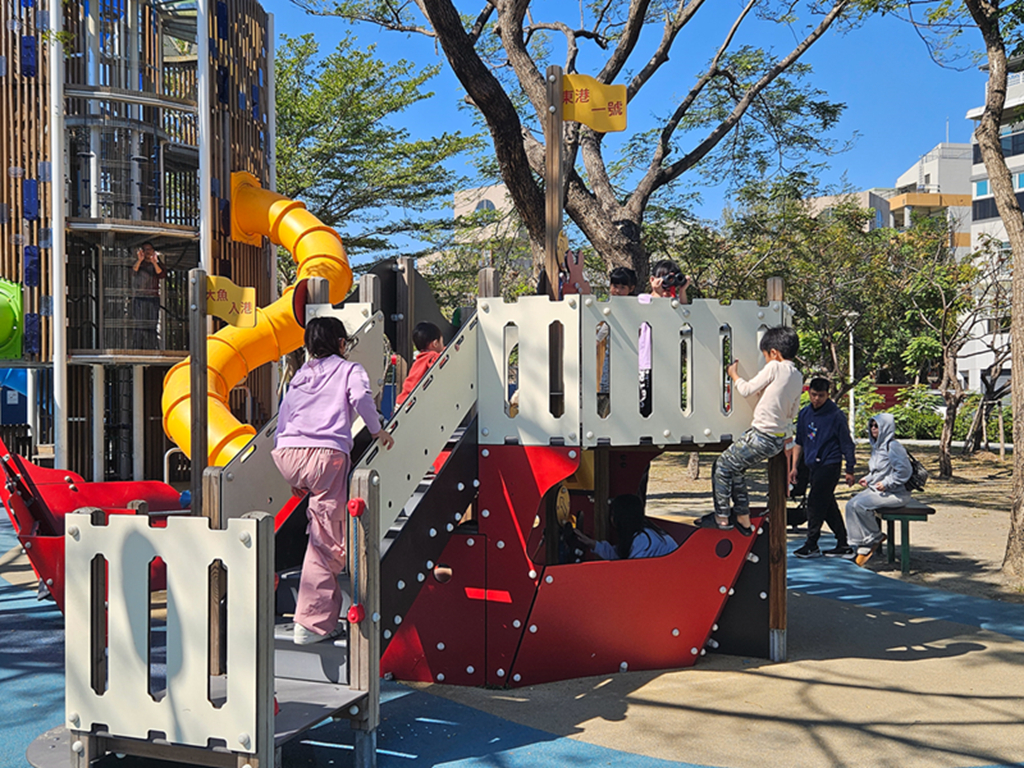 【屏東特色公園】大鮪魚航海樂園~東港兒童公園｜11米高塔溜滑梯｜聲光鞦韆＋親子戲水區｜海洋主題共融式遊戲場