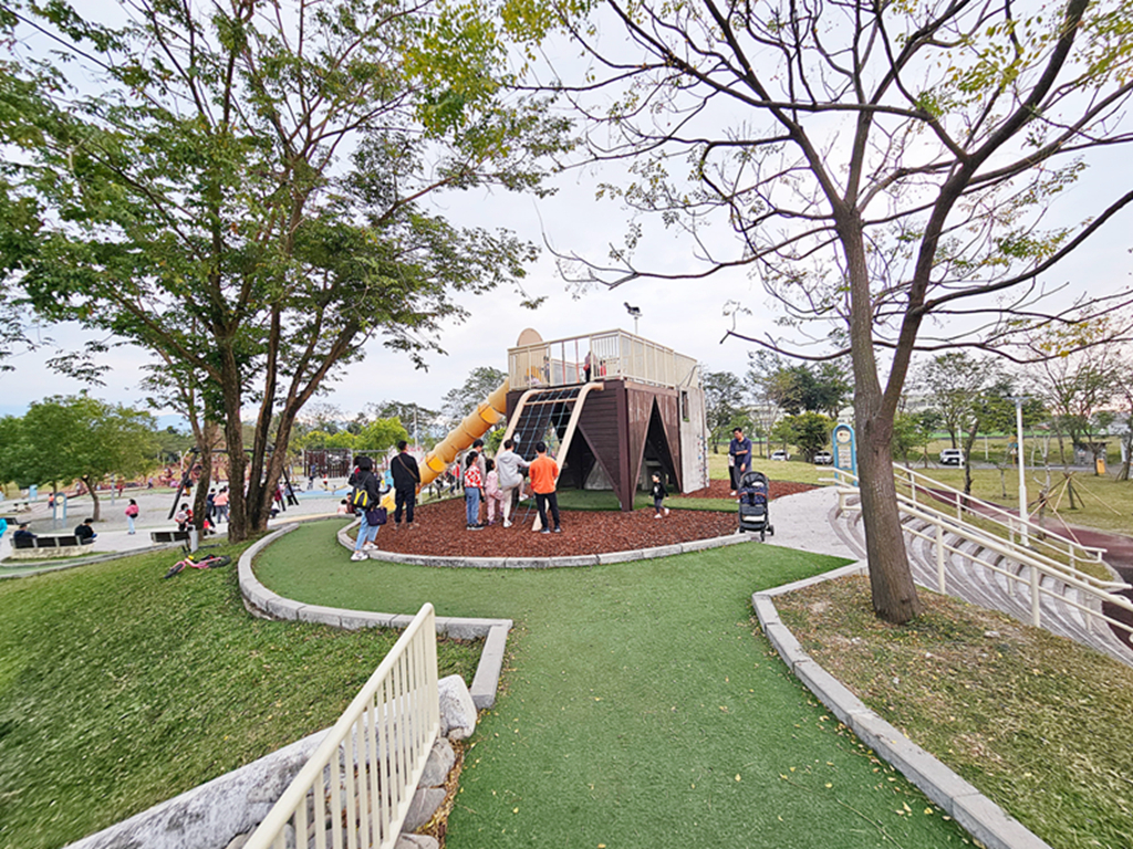 【屏東特色公園】屏中區旗艦版遊戲場~潮好玩幸福村｜雙塔攀爬網＋超大沙坑＋大草皮｜ 躲貓貓瞭望台溜滑梯｜潮州親子放電景點