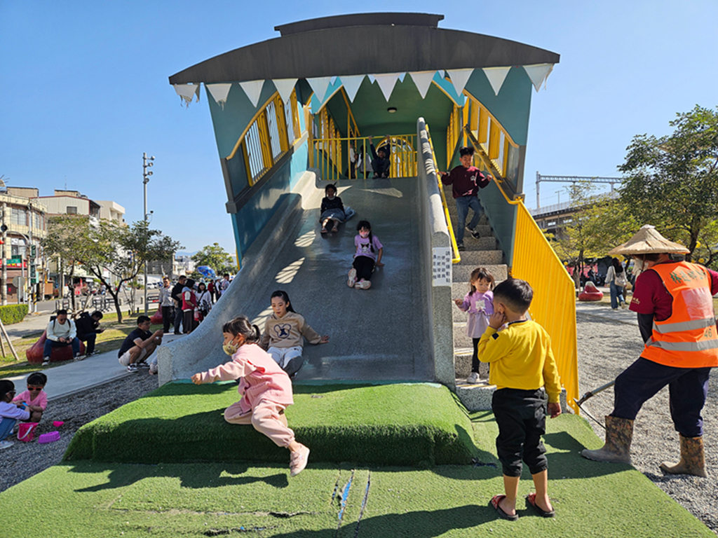 【屏東特色公園】飛天火車主題遊戲場～林邊親子共融公園｜蓮霧森林闖關區｜林邊車站旁免費景點｜親子放電好去處