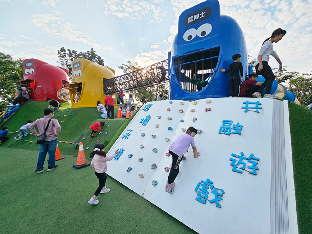【屏東特色公園】南州運動公園~南州環保共融公園｜外星寶寶主題遊戲場｜溜索+滑梯+攀爬挑戰區｜水舞鞦韆｜大草地放電去
