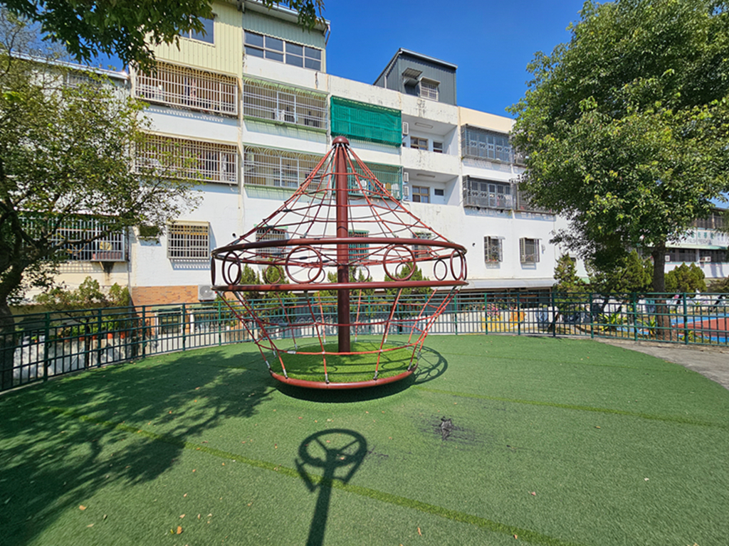 【屏東特色公園】傑克樹屋共融遊戲場～屏東和平公園｜樹屋滑梯＋沙坑＋芽苗噴泉｜無障礙滑軌｜鑽石轉盤｜輪椅盪鞦韆