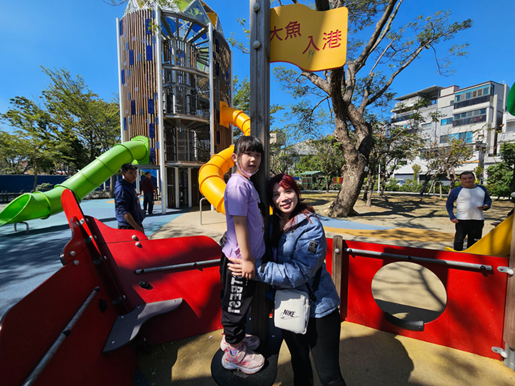 【屏東特色公園】大鮪魚航海樂園~東港兒童公園｜11米高塔溜滑梯｜聲光鞦韆＋親子戲水區｜海洋主題共融式遊戲場