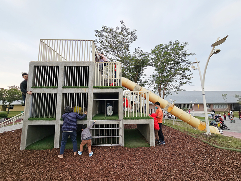 【屏東特色公園】屏中區旗艦版遊戲場~潮好玩幸福村｜雙塔攀爬網＋超大沙坑＋大草皮｜ 躲貓貓瞭望台溜滑梯｜潮州親子放電景點