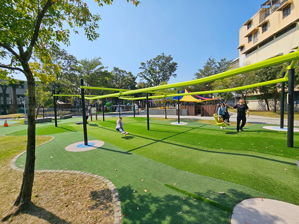【屏東特色公園】傑克樹屋共融遊戲場～屏東和平公園｜樹屋滑梯＋沙坑＋芽苗噴泉｜無障礙滑軌｜鑽石轉盤｜輪椅盪鞦韆
