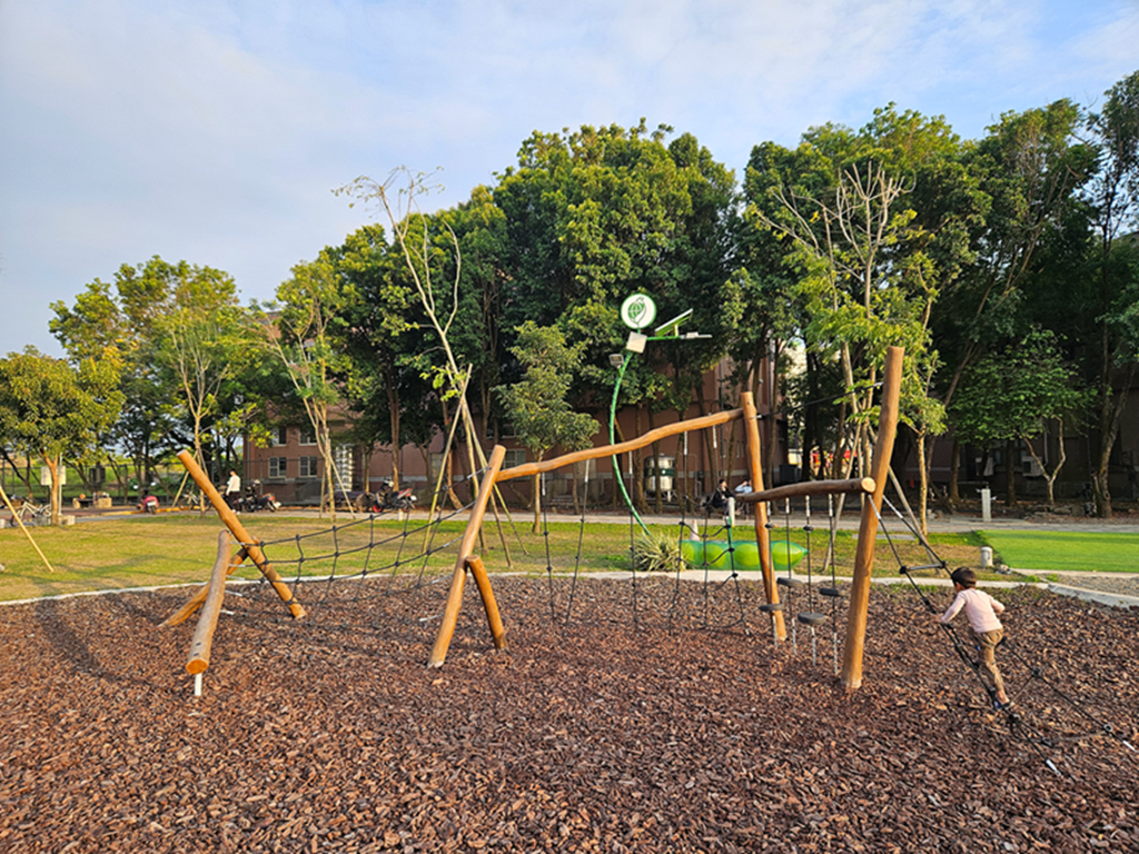 【屏東特色公園】太陽、月亮、地球主題遊具~崁頂共融遊戲場(崁頂公園)｜滑索、自行車噴泉、攀爬設施一次玩｜環保標章轉轉樂、體健設施、木製野趣組