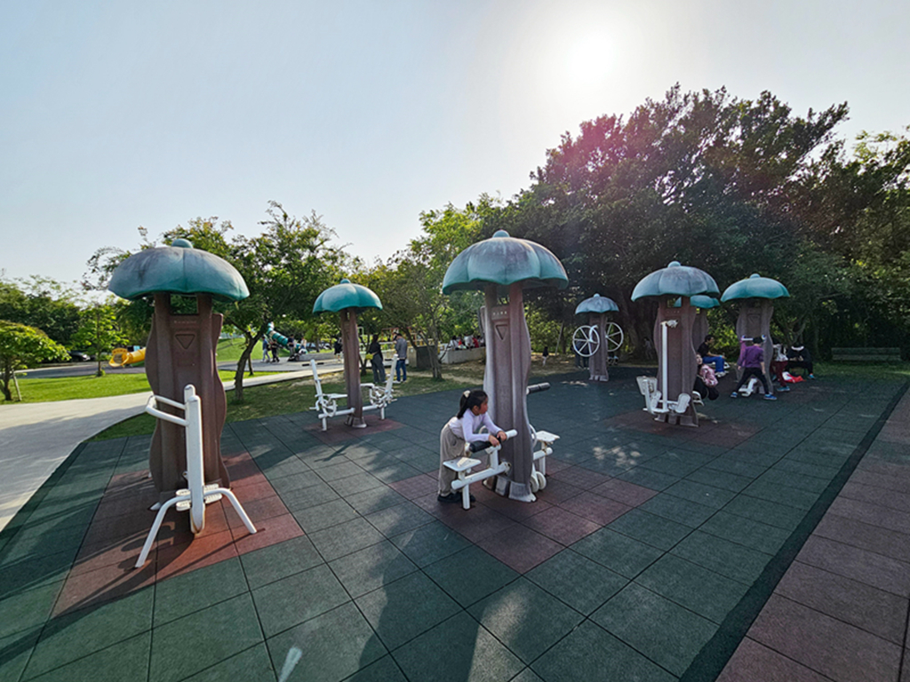 【苗栗特色公園】通霄之塔共融遊戲場~通霄新生公園｜8公尺高煙囪造型溜滑梯｜攀爬挑戰＋磨石子滑梯｜海線親子放電景點
