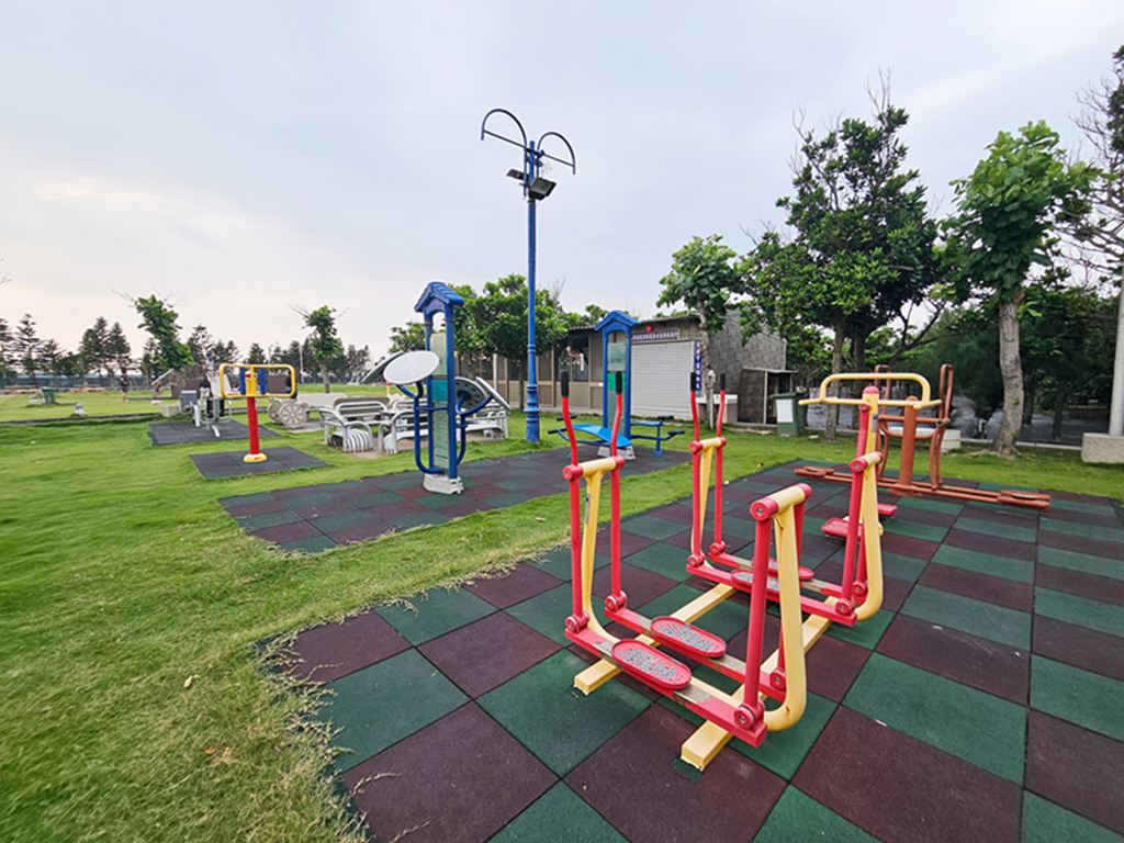 【苗栗特色公園】迷你海盜船溜滑梯~苑港濱海公園｜超多鞦韆總類｜海線公園小旅行