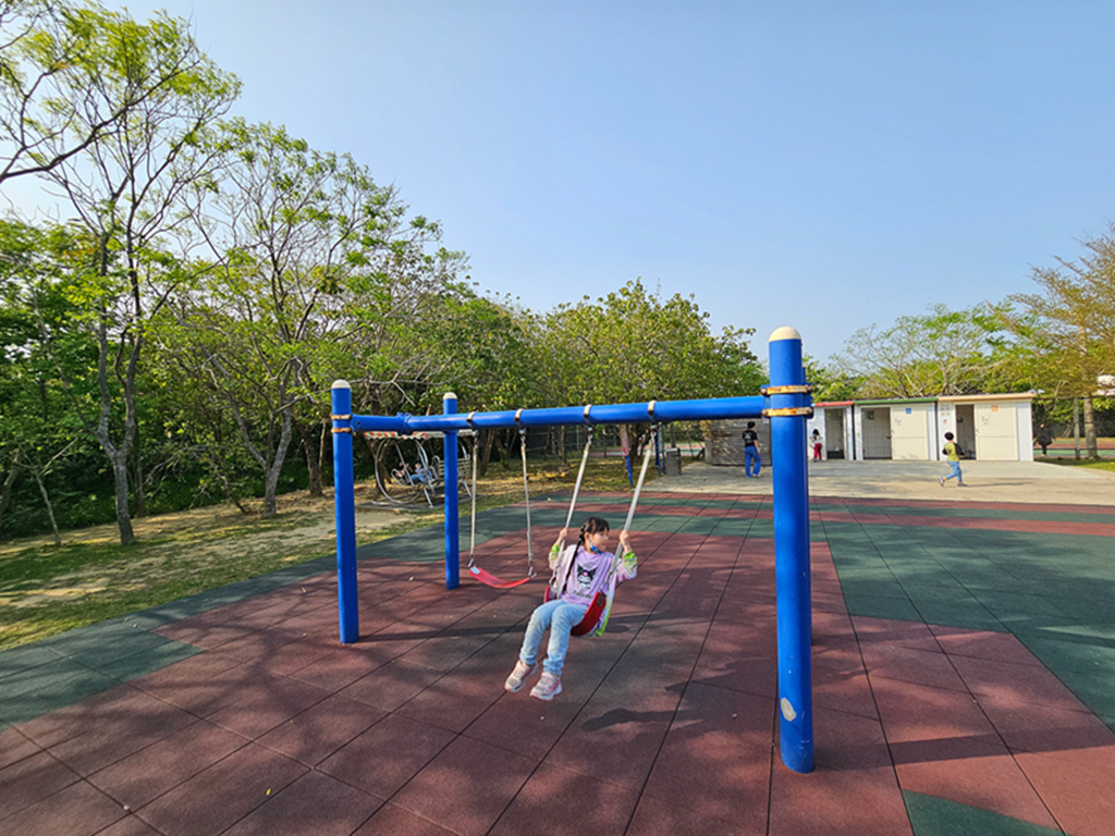 【苗栗特色公園】通霄之塔共融遊戲場~通霄新生公園｜8公尺高煙囪造型溜滑梯｜攀爬挑戰＋磨石子滑梯｜海線親子放電景點