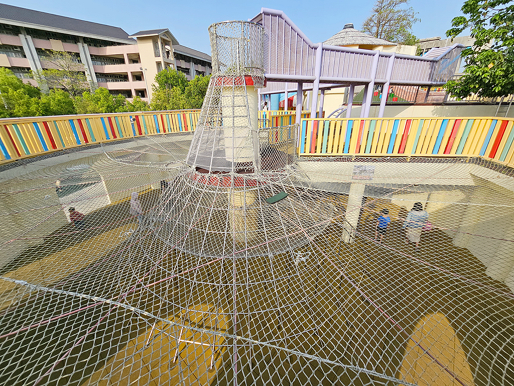 【苗栗特色公園】農村風遊戲場超放電~苑裡灣麗親子公園｜穀倉溜滑梯＋天空隧道＋沙坑一次玩｜攀爬網、盪鞦韆