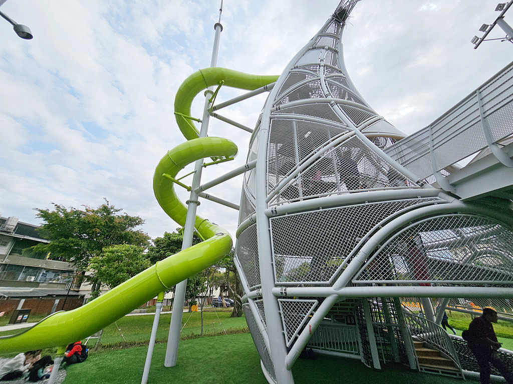 【桃園特色公園】16公尺長頸鹿遊戲塔~八德楓樹腳公園｜森林滑索＋小丘滑梯｜親子鞦韆＋大草地一次玩
