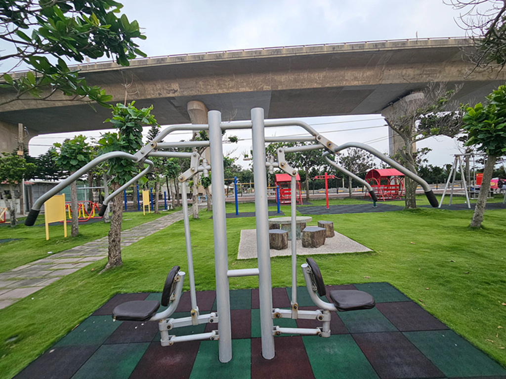 【苗栗特色公園】迷你海盜船溜滑梯~苑港濱海公園｜超多鞦韆總類｜海線公園小旅行