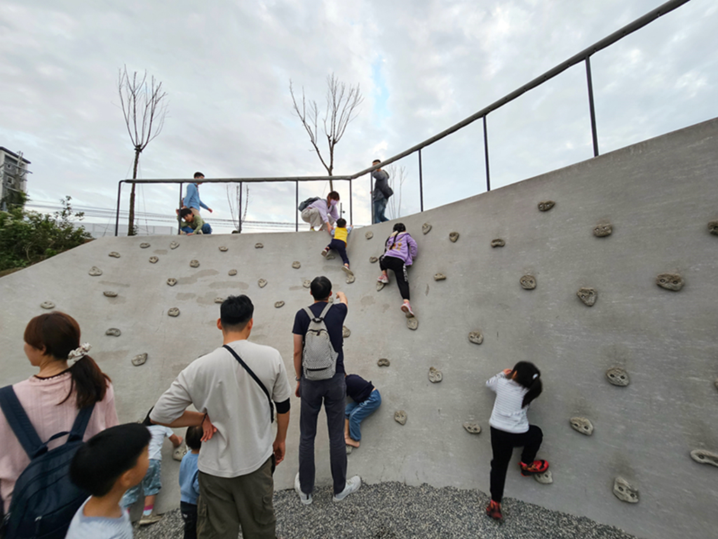 【桃園特色公園】免費看飛機~華興池生態埤塘公園｜超長溜索｜磨石子溜滑梯｜湖畔戲水池｜沉水綠廊＋咖啡廳