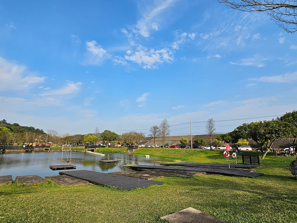 【桃園特色公園】海盜船遊戲場~大溪河濱公園｜落羽松林景觀美拍｜堤岸步道散步｜草地野餐親子遊