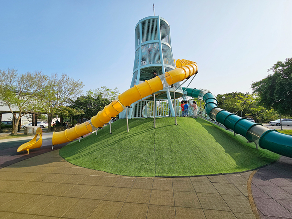 【苗栗特色公園】通霄之塔共融遊戲場~通霄新生公園｜8公尺高煙囪造型溜滑梯｜攀爬挑戰＋磨石子滑梯｜海線親子放電景點