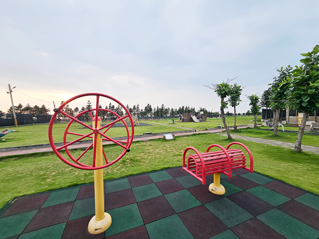 【苗栗特色公園】迷你海盜船溜滑梯~苑港濱海公園｜超多鞦韆總類｜海線公園小旅行