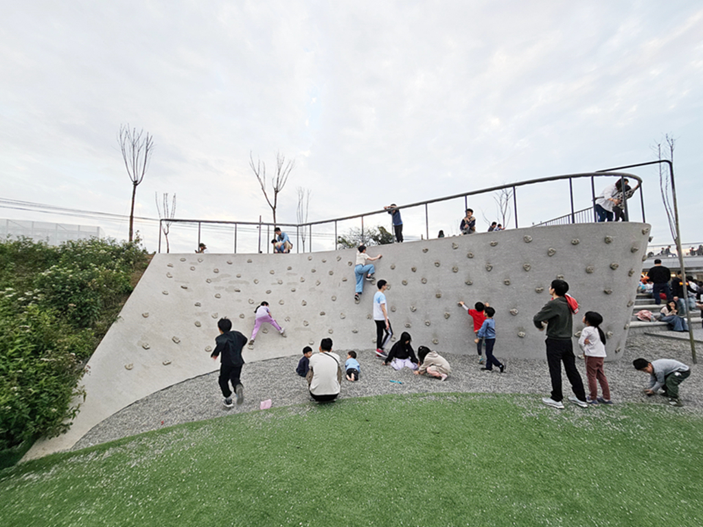 【桃園特色公園】免費看飛機~華興池生態埤塘公園｜超長溜索｜磨石子溜滑梯｜湖畔戲水池｜沉水綠廊＋咖啡廳