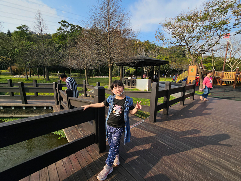 【桃園特色公園】海盜船遊戲場~大溪河濱公園｜落羽松林景觀美拍｜堤岸步道散步｜草地野餐親子遊
