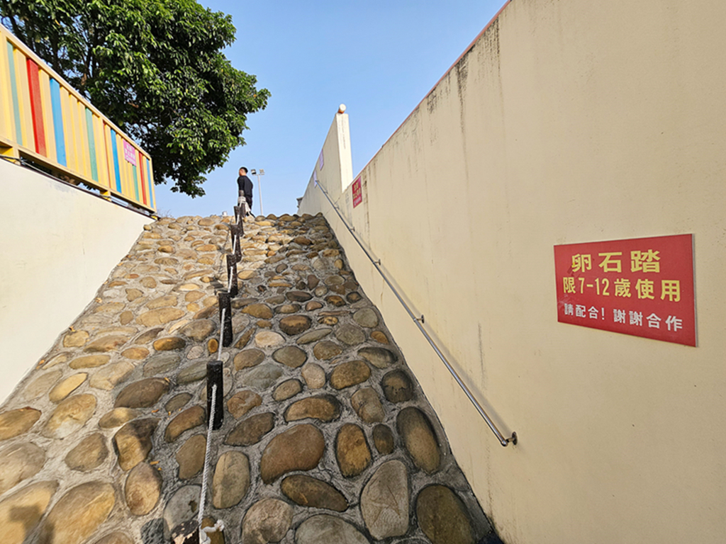 【苗栗特色公園】農村風遊戲場超放電~苑裡灣麗親子公園｜穀倉溜滑梯＋天空隧道＋沙坑一次玩｜攀爬網、盪鞦韆