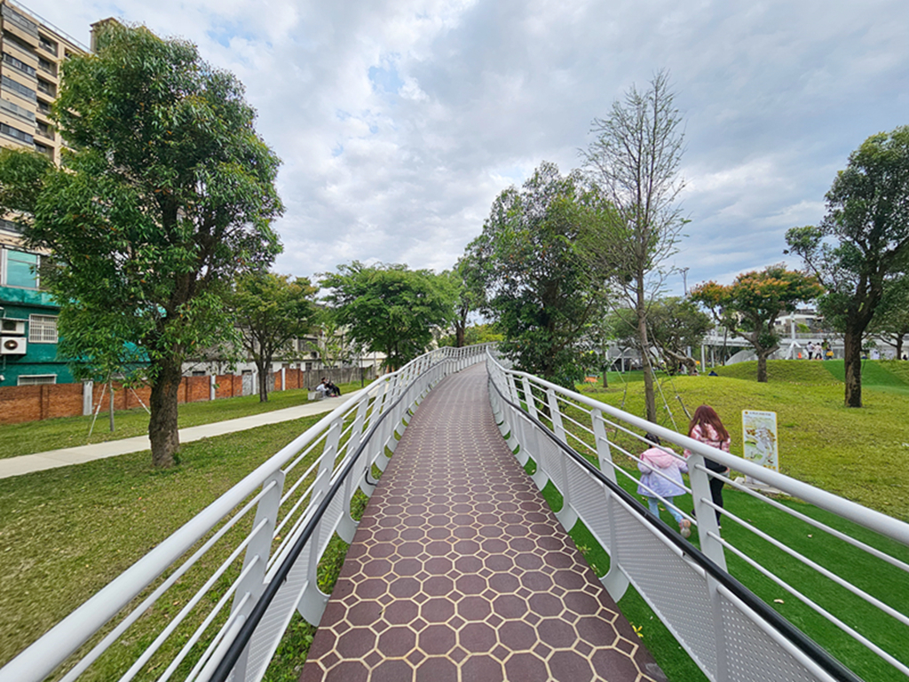 【桃園特色公園】16公尺長頸鹿遊戲塔~八德楓樹腳公園｜森林滑索＋小丘滑梯｜親子鞦韆＋大草地一次玩
