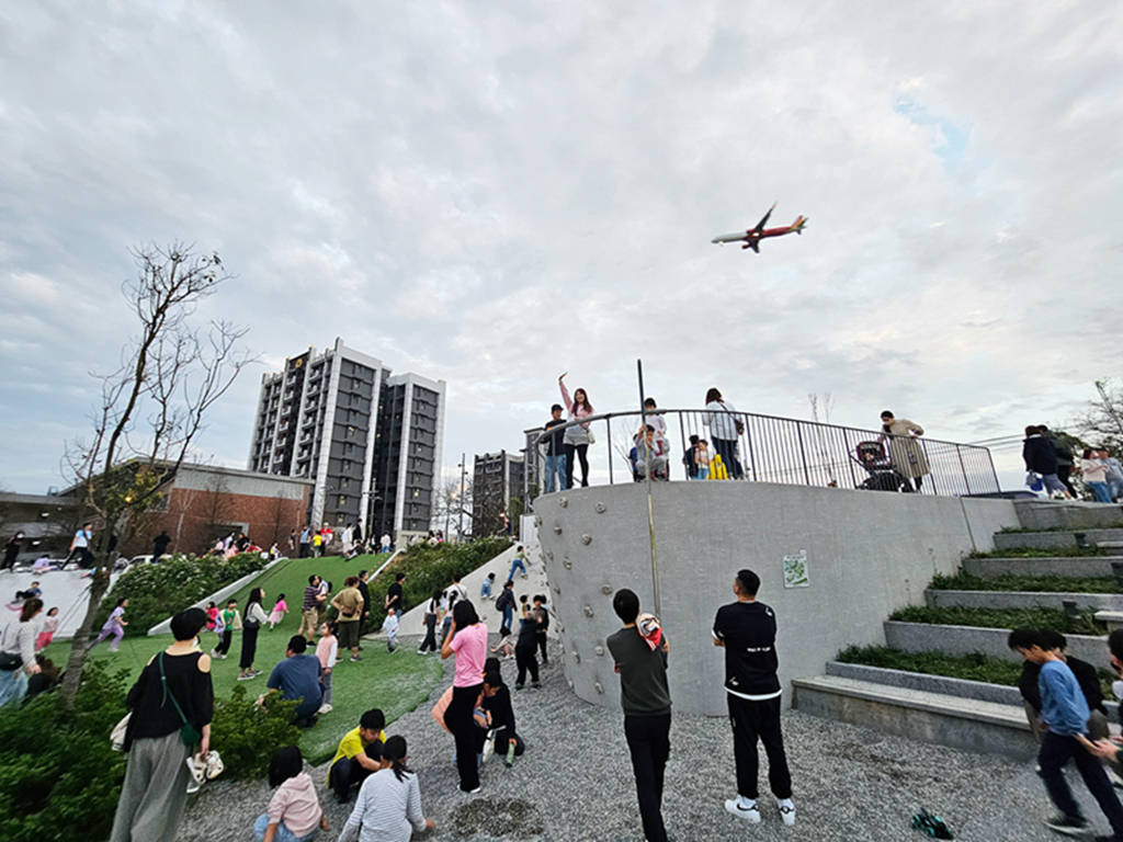 【桃園特色公園】免費看飛機~華興池生態埤塘公園｜超長溜索｜磨石子溜滑梯｜湖畔戲水池｜沉水綠廊＋咖啡廳