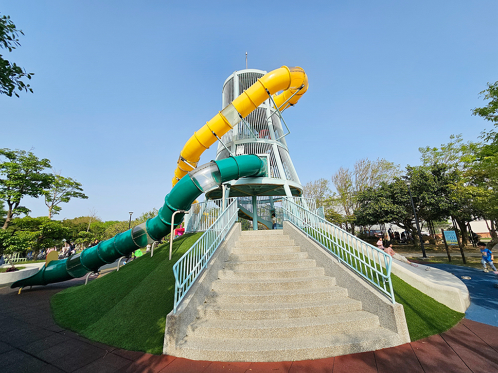 【苗栗特色公園】通霄之塔共融遊戲場~通霄新生公園｜8公尺高煙囪造型溜滑梯｜攀爬挑戰＋磨石子滑梯｜海線親子放電景點