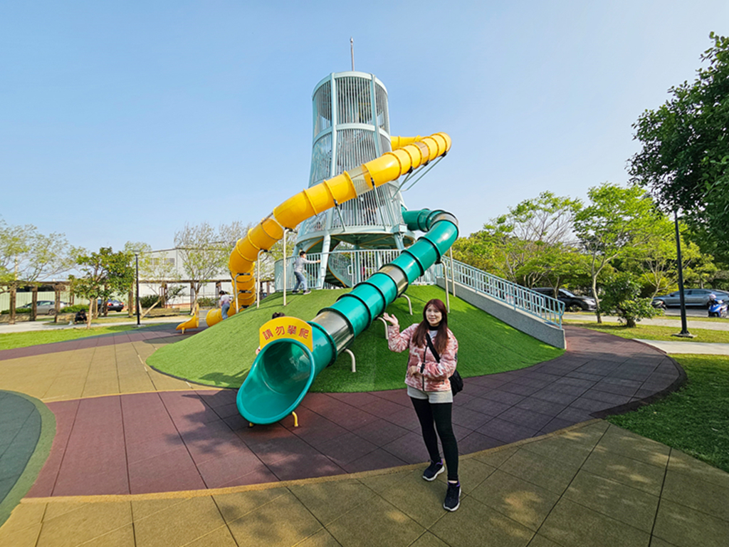 【苗栗特色公園】通霄之塔共融遊戲場~通霄新生公園｜8公尺高煙囪造型溜滑梯｜攀爬挑戰＋磨石子滑梯｜海線親子放電景點