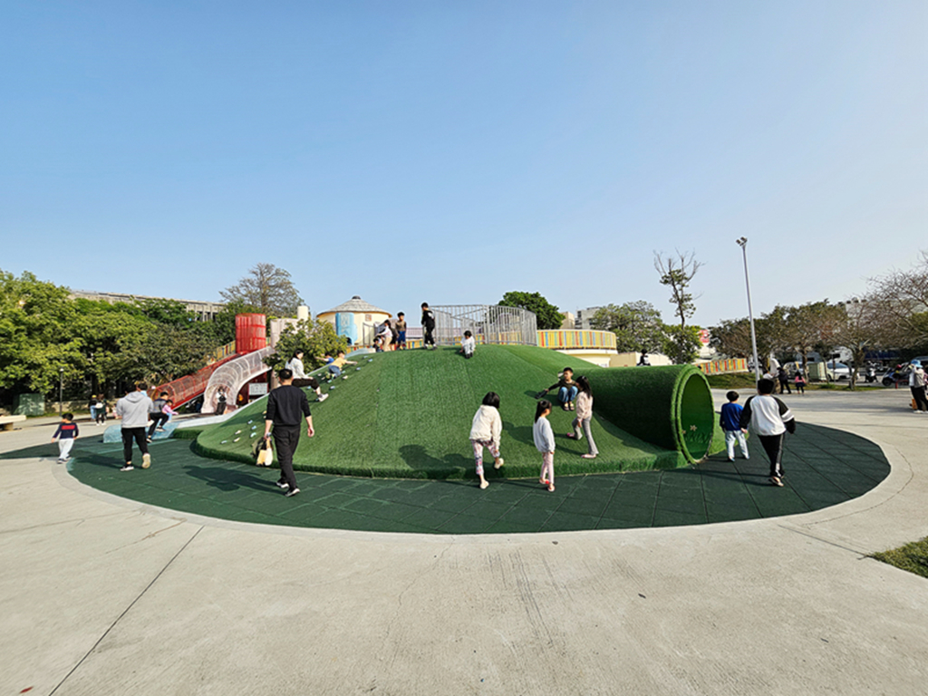 【苗栗特色公園】農村風遊戲場超放電~苑裡灣麗親子公園｜穀倉溜滑梯＋天空隧道＋沙坑一次玩｜攀爬網、盪鞦韆
