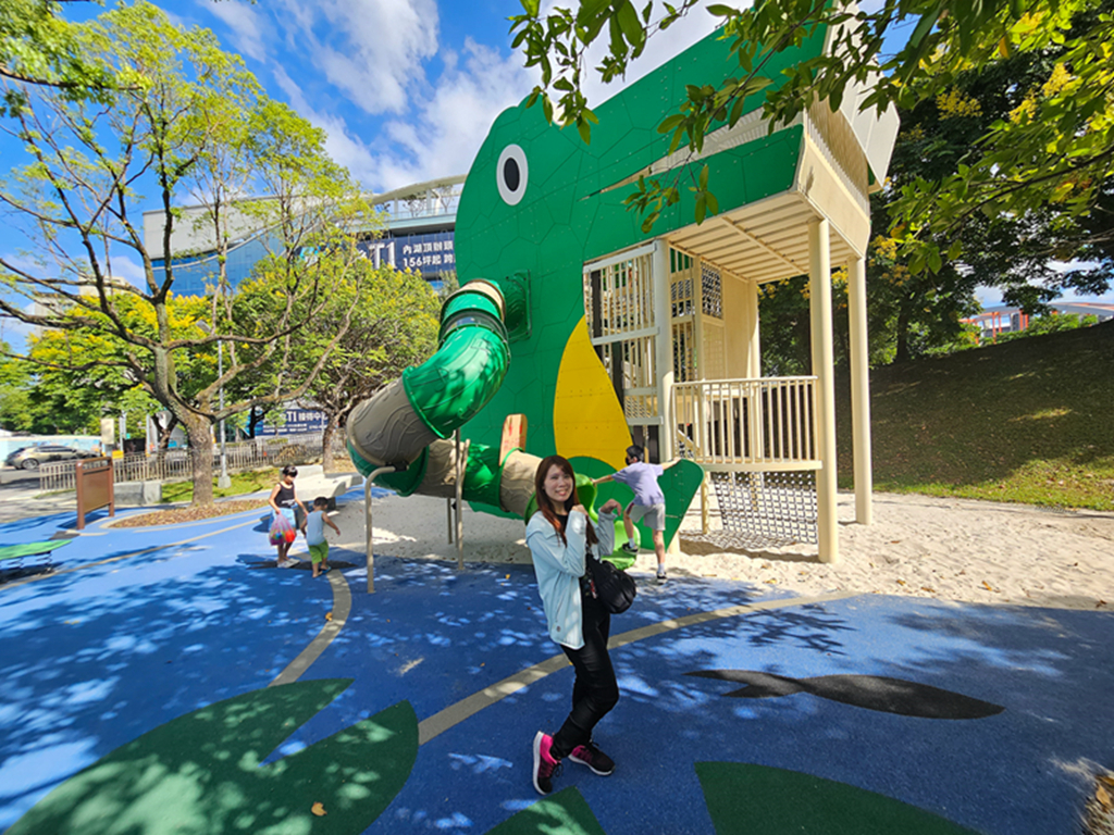 【台北特色公園】7米高鱷魚遊戲塔～內湖石潭公園｜加寬磨石子滑梯｜石英沙沙坑｜共融鞦韆旋轉盤｜