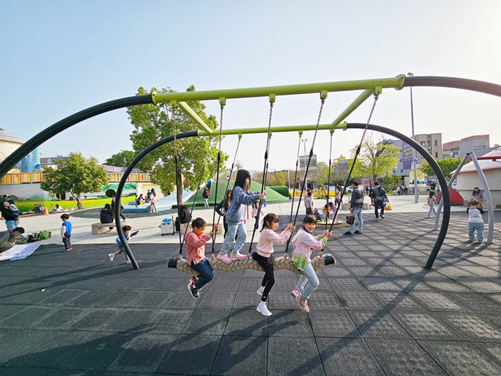 【苗栗特色公園】農村風遊戲場超放電~苑裡灣麗親子公園｜穀倉溜滑梯＋天空隧道＋沙坑一次玩｜攀爬網、盪鞦韆