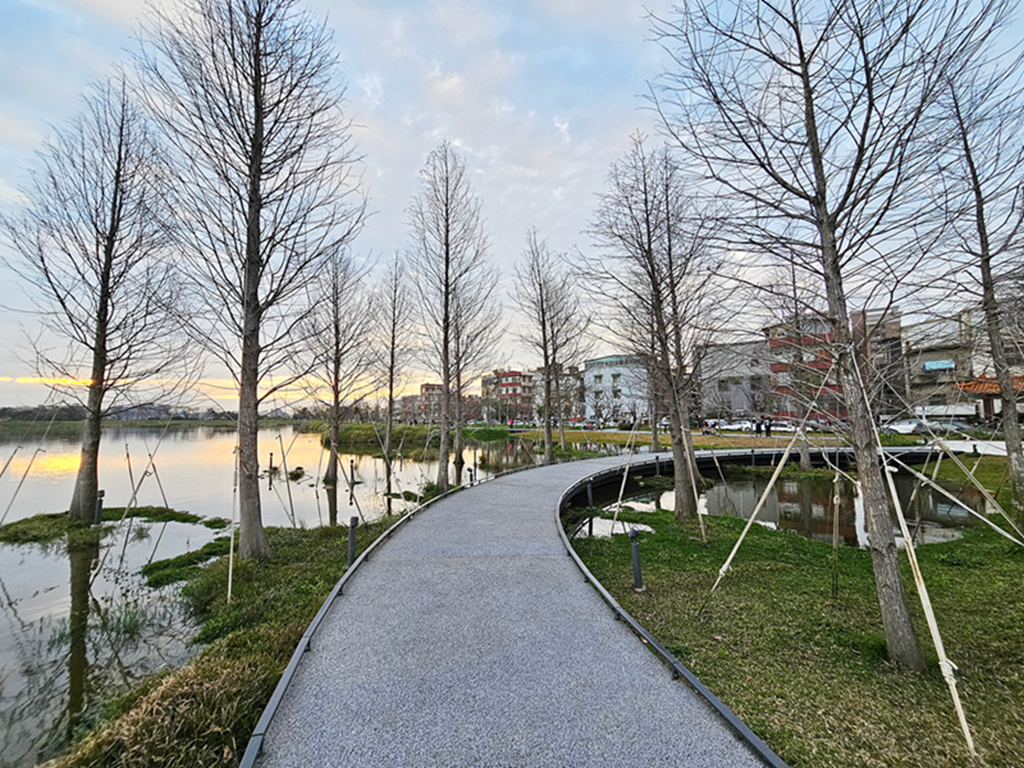 【桃園特色公園】免費看飛機~華興池生態埤塘公園｜超長溜索｜磨石子溜滑梯｜湖畔戲水池｜沉水綠廊＋咖啡廳