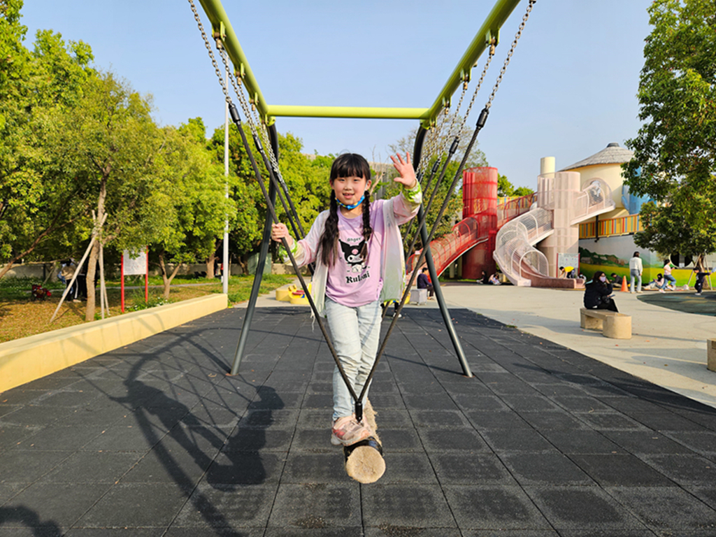 【苗栗特色公園】農村風遊戲場超放電~苑裡灣麗親子公園｜穀倉溜滑梯＋天空隧道＋沙坑一次玩｜攀爬網、盪鞦韆