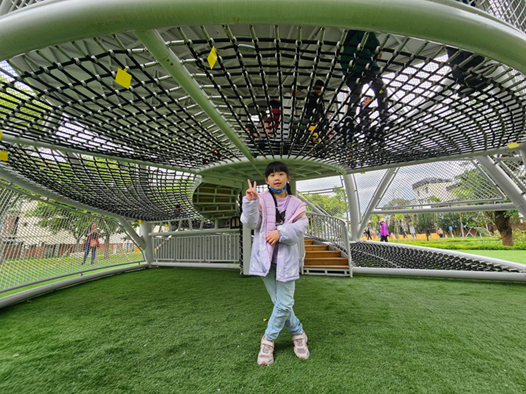 【桃園特色公園】16公尺長頸鹿遊戲塔~八德楓樹腳公園|森林滑索+小丘滑梯|親子鞦韆+大草地一次玩 - 第16張圖 【桃園特色公園】16公尺長頸鹿遊戲塔~八德楓樹腳公園|森林滑索+小丘滑梯|親子鞦韆+大草地一次玩